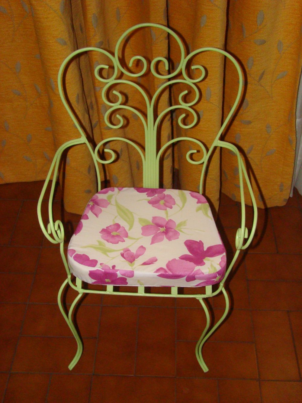 Muebles Infantiles/Jueveniles - Silloncito para nia de hierro forjado.